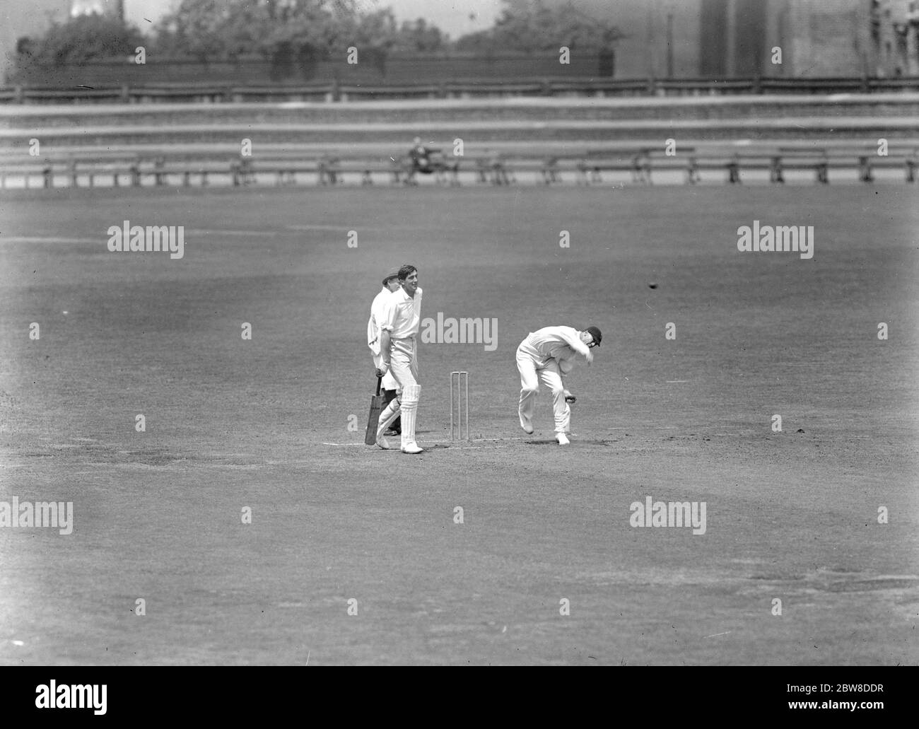 Bowling contro la propria Università . E R T Holmes , ex capitano di Oxford per il bowling di Surrey contro l'Università di Oxford all'Oval . 28 giugno 1928 Foto Stock