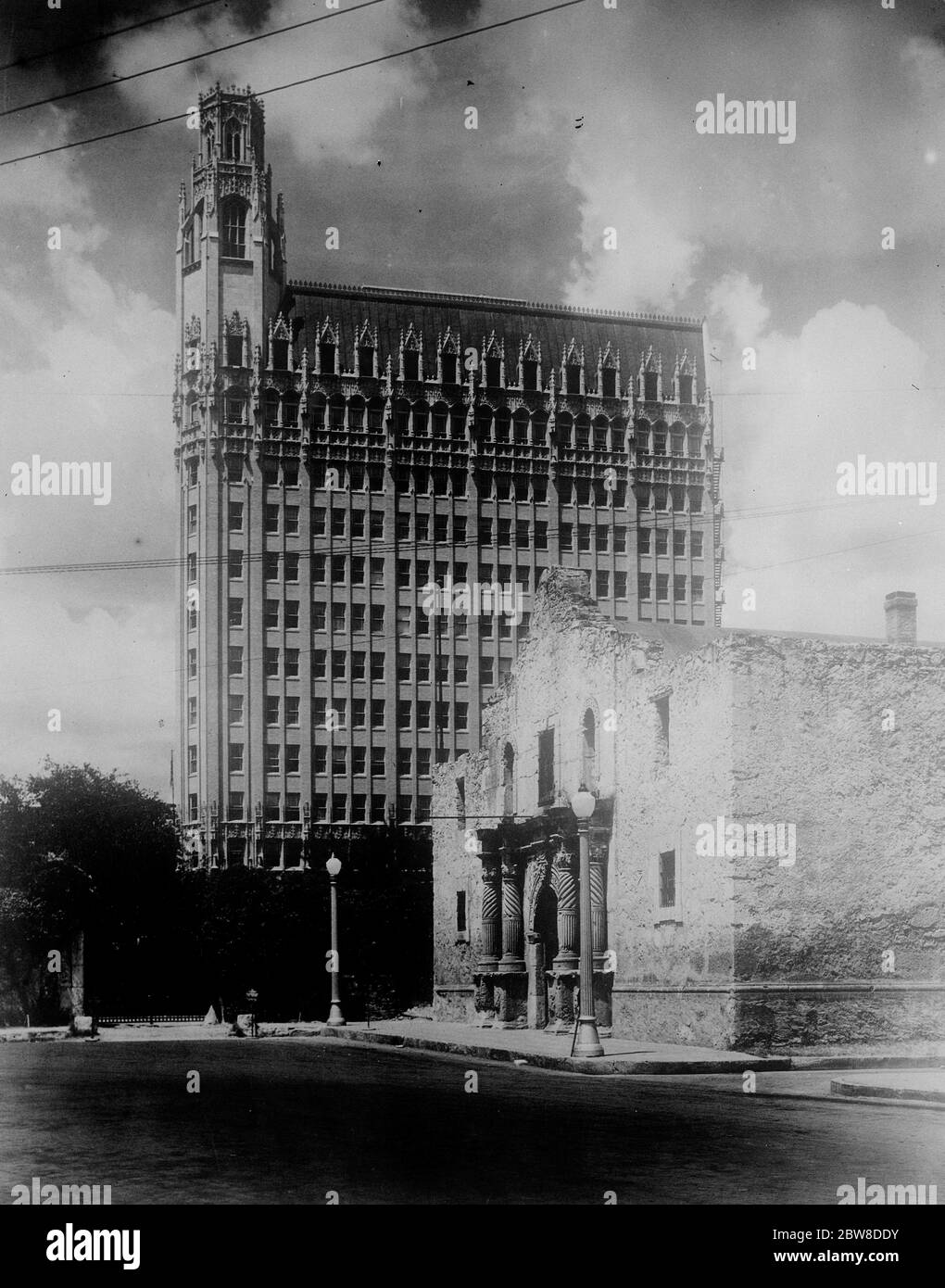 Dove il vecchio sfrega le spalle con il nuovo . Una notevole immagine di San Antonio , Texas , che mostra il recente edificio di arti mediche costruito sopra l'ombra del sacro Alamo . 3 settembre 1927 Foto Stock