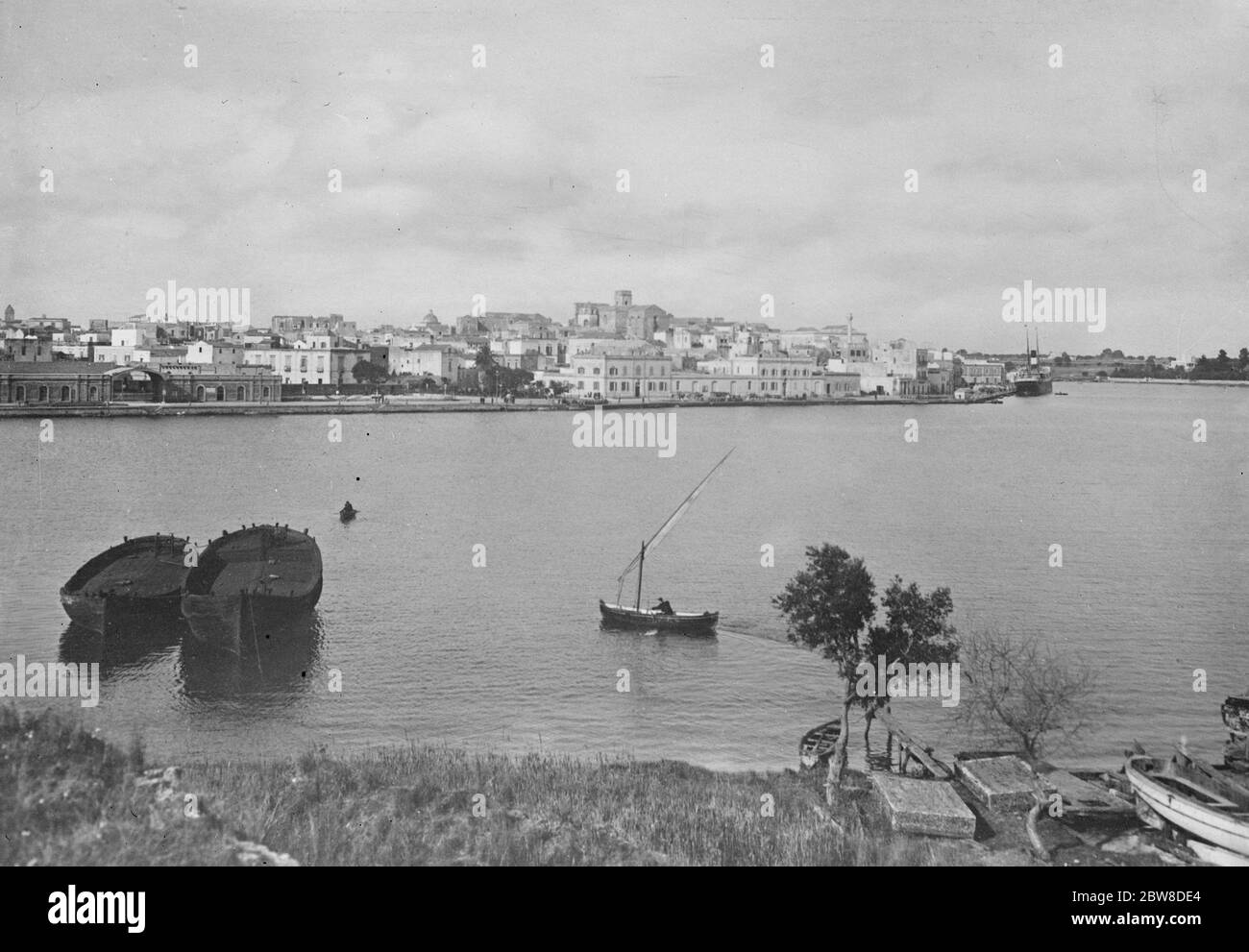 Il viaggio del Principe a casa . Una nuova immagine del Porto di Brindisi . 8 dicembre 1928 Foto Stock