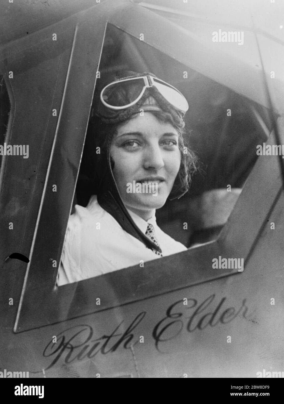 Volo da New York a Parigi . Sig.na Ruth Elder guardando fuori dal cockpit . 1927 Foto Stock