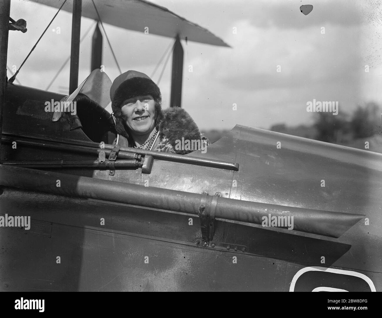 Più donne che imparano a volare . Studenti londinesi che mostrano abilità e freschezza allo Stag Lane Aerodrome . 27 marzo 1928 Foto Stock