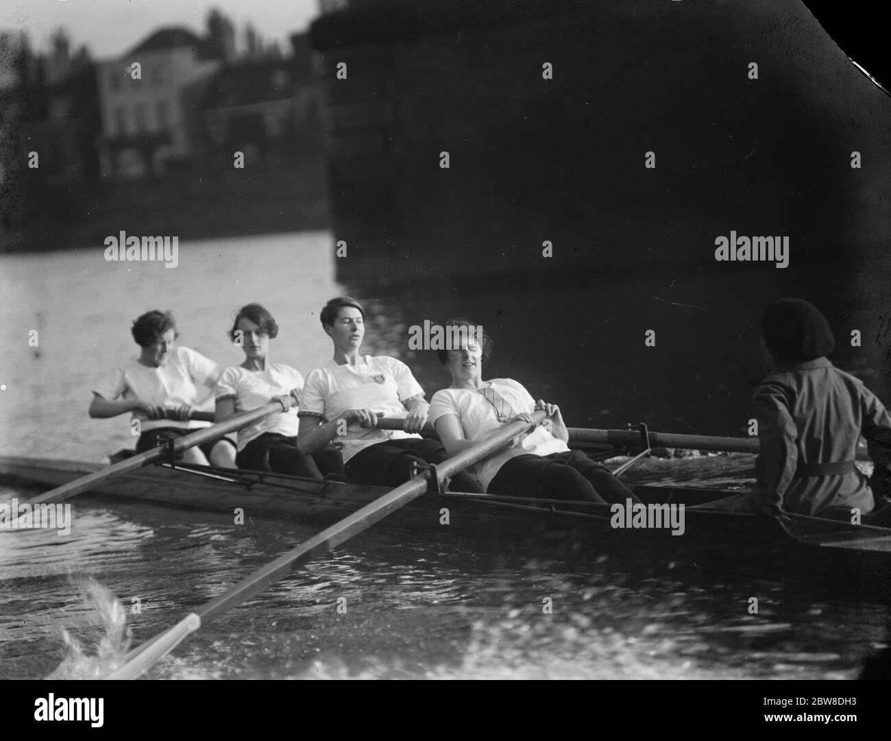 La sfida del canottaggio delle Signore dell'Università di Londra . L'equipaggio dell'Università di Londra in azione . 18 dicembre 1926 Foto Stock