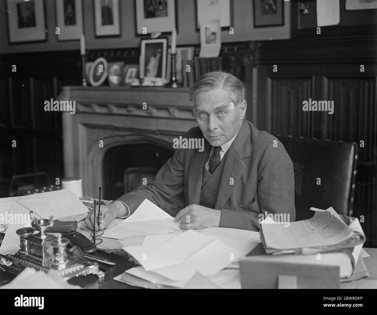 L'uomo che inizierà le elezioni generali . Sir Claud Schuster , fotografato alla sua scrivania presso la sede della Corona nella Camera dei Lord . 1929 Foto Stock