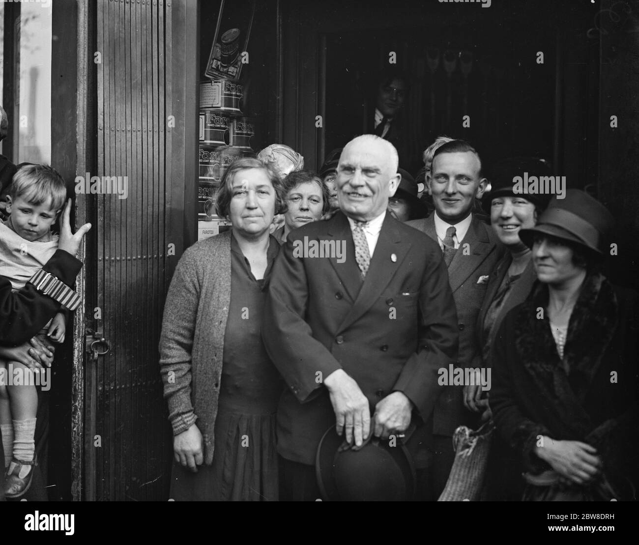 Romanticismo di matrimonio millionaire visitatore . Sir James Joynton Smith nel negozio di ironmonerie che ha lasciato quasi 60 anni fa . 27 settembre 1928 Foto Stock