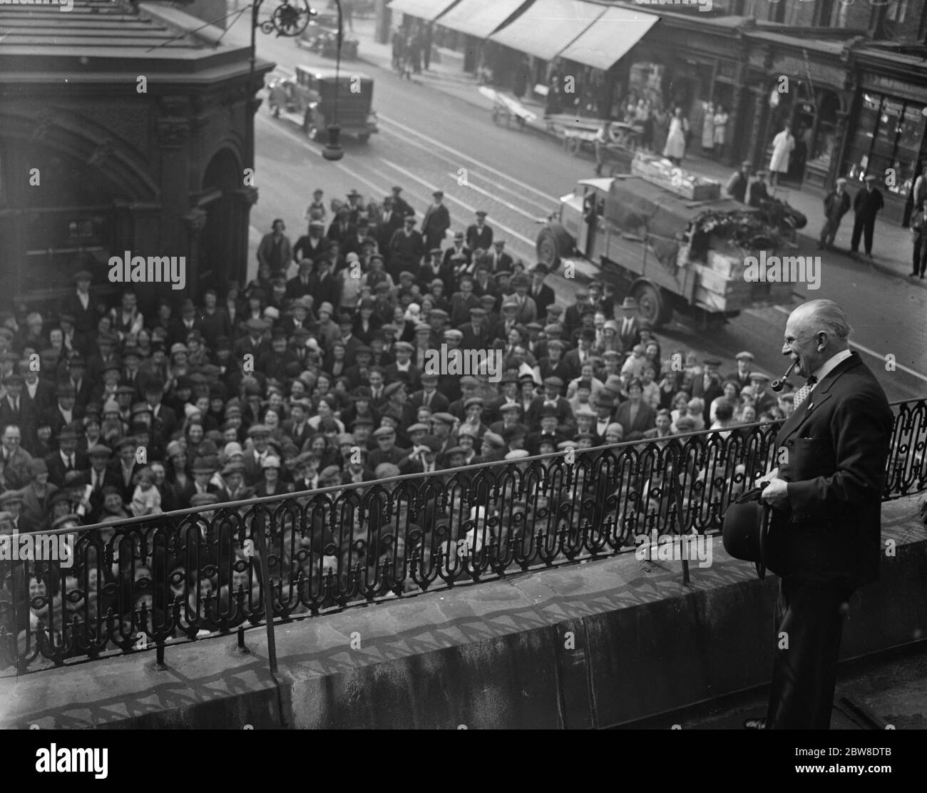 Romanticismo di matrimonio millionaire visitatore . Sir James Joynton Smith nel negozio di ironmonerie che ha lasciato quasi 60 anni fa . 27 settembre 1928 Foto Stock