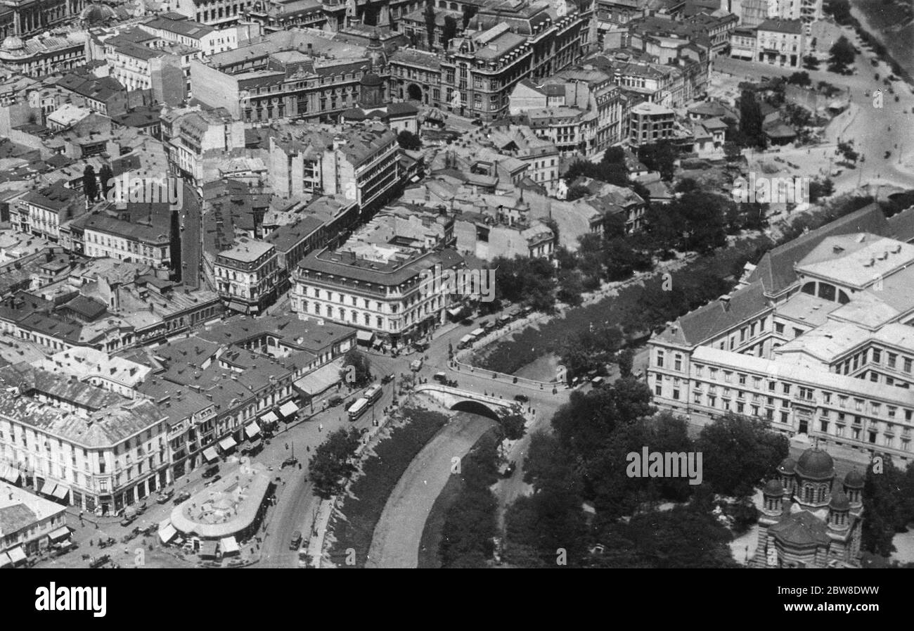 Romania , Bucarest . Una vista aerea tra il fiume Dambovitsa e la fine della Calea Victoriei , che mostra i tribunali in primo piano a sinistra . 21 febbraio 1929 Foto Stock