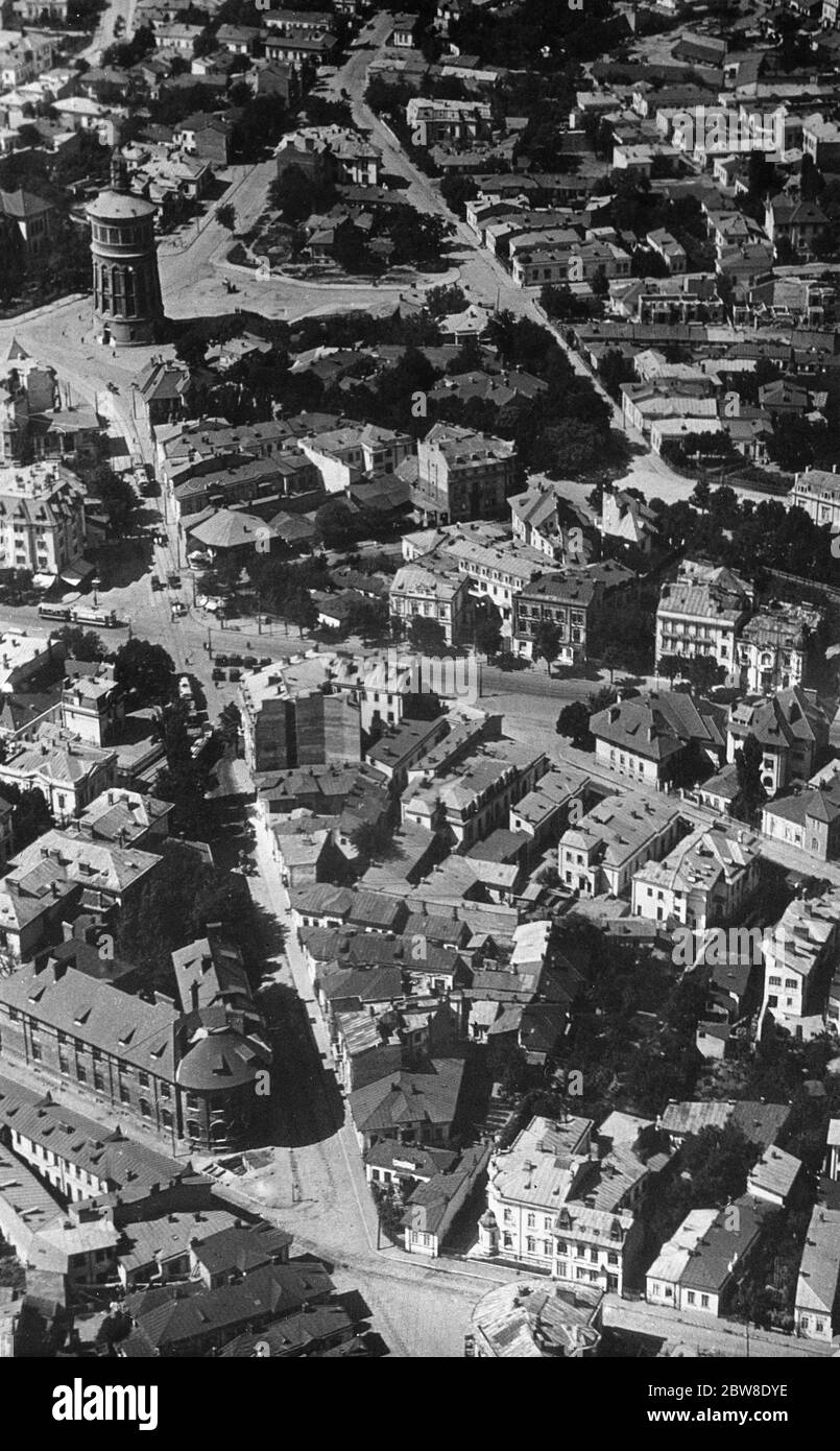 Romania , Bucarest . Una vista aerea che mostra il Boulevard Pache Protopascu e la torre d' acqua dei vigili del fuoco . 21 febbraio 1929 Foto Stock