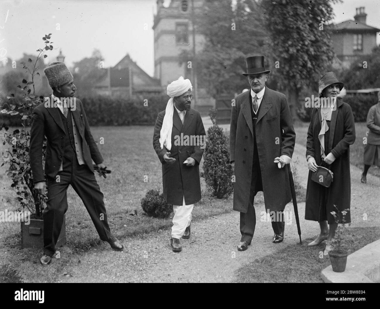 Festa del giardino mussulmano alla moschea di Londra . Il Maresciallo di campo Viscount Allenby e Viscountess Allenby in arrivo . Si noti che Lord Allenby è il Maresciallo Edmund Henry Hynman Allenby, 1° Visconte Allenby, GCB, GCMG, GCVO (23 aprile 1861 - 14 maggio 1936) 31 maggio 1928 Foto Stock