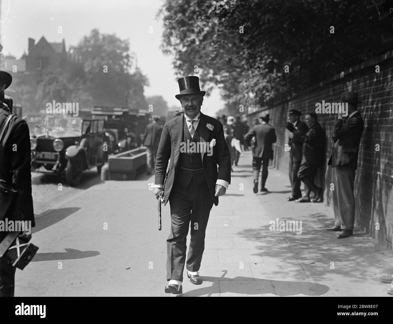 100° incontro Eton contro Harrow al Lord' s. Sir Godfrey Baring in arrivo . 12 luglio 1929 Foto Stock