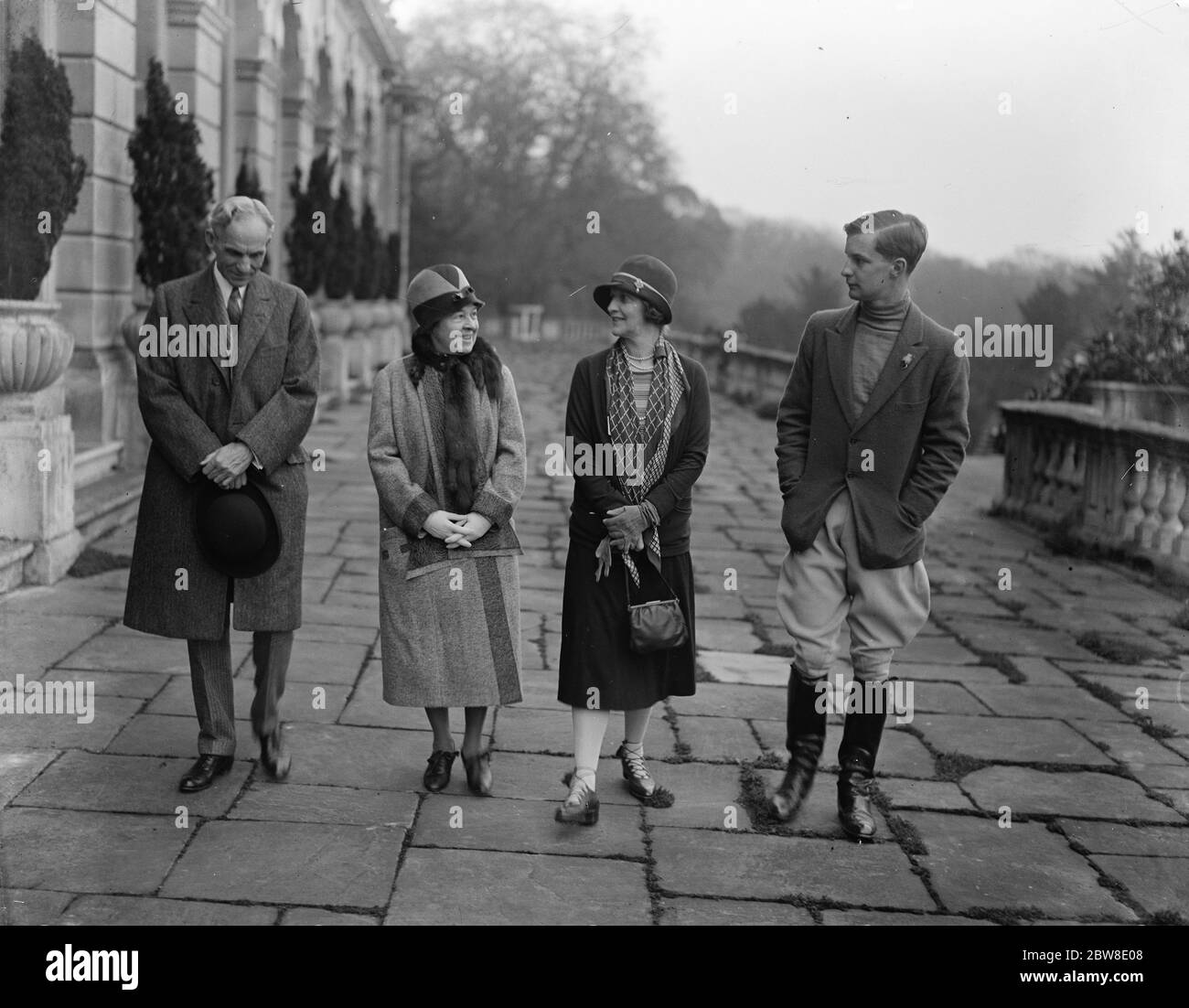 Il signor e la signora Henry Ford in vacanza in Inghilterra . Il signor e la signora Henry Ford con Lady Astor e l' onorevole H W Astor a Clivedon, Buckinghamshire. 14 aprile 1928 Foto Stock
