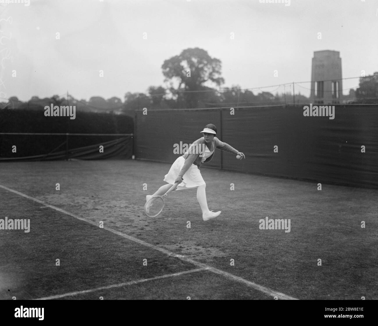 Giocatori di tennis in prato del Roehampton club . Fraulein Assem (Germania) in gioco . 22 giugno 1929 Foto Stock