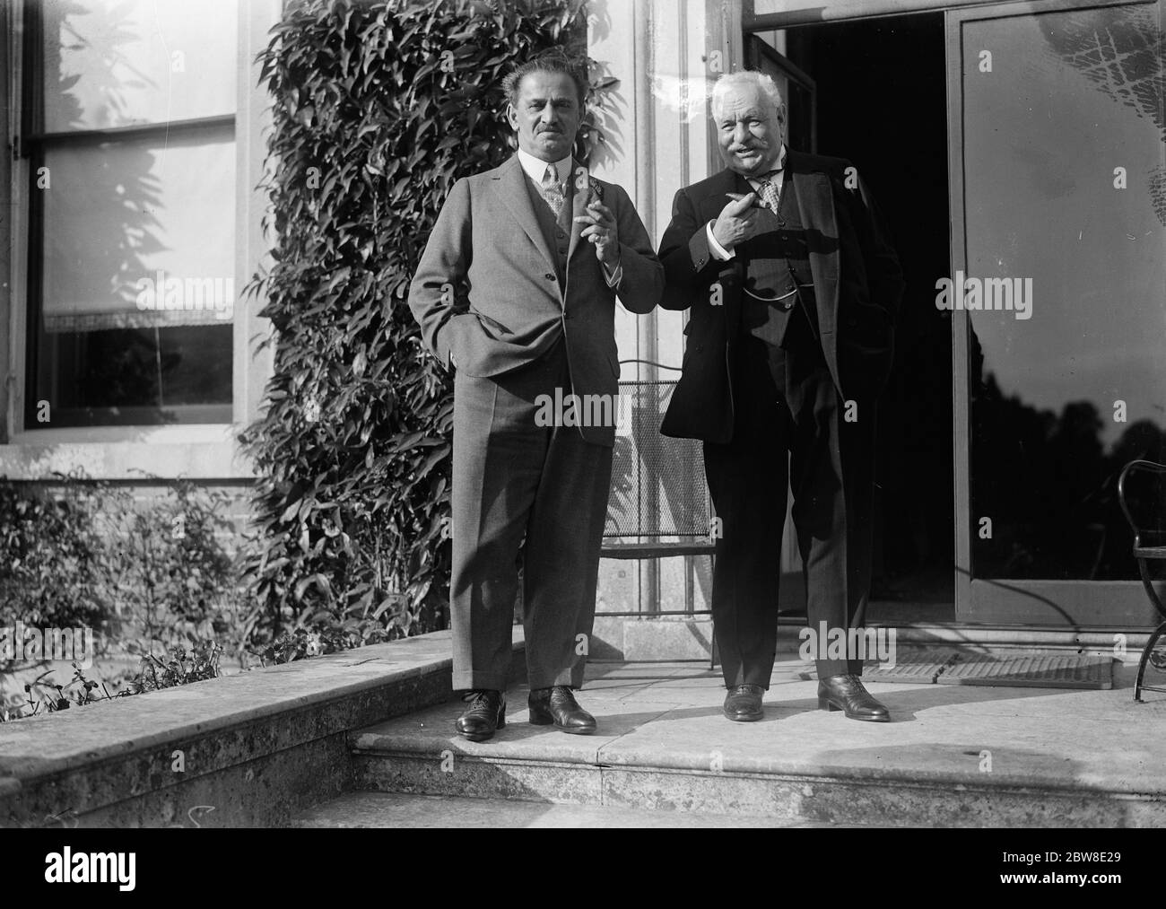 Conferenza di importanza europea sul commercio e la finanza tenutasi a Broadlands , la casa Romsey del colonnello W Ashley . Sir H Hirst (a sinistra) e Sir Ernest Manville . 9 ottobre 1926 Foto Stock