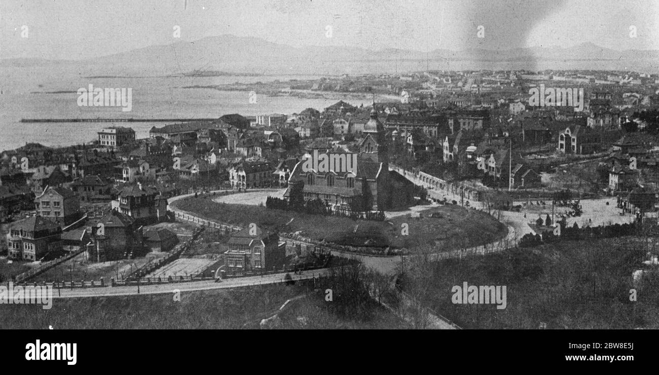 Una vista di Tsingtau , Cina , che mostra la Chiesa di Cristo in primo piano . 6 maggio 1928 Foto Stock