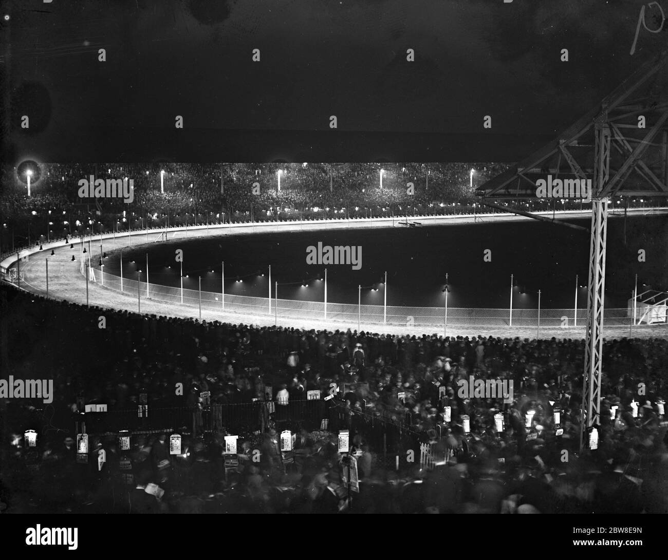 La Città Bianca di notte , dove le corse di levrieri illuminati attraggono una folla media di 75,000 . Il tracciato illuminato della Città Bianca . 8 settembre 1927 Foto Stock