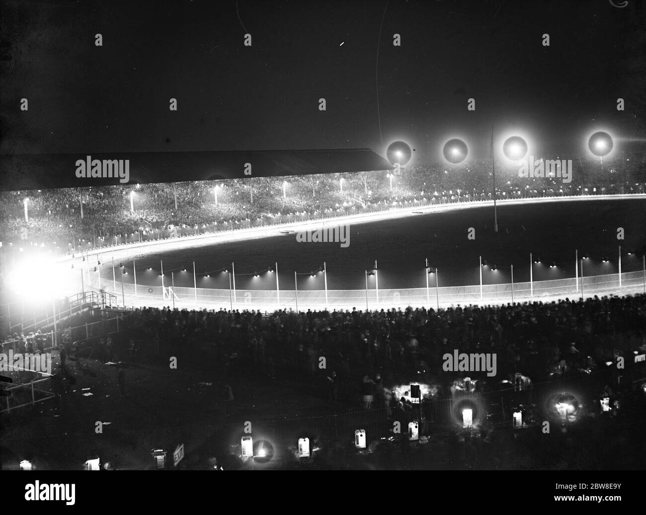 La Città Bianca di notte , dove le corse di levrieri illuminati attraggono una folla media di 75,000 . Il tracciato illuminato della Città Bianca . 8 settembre 1927 Foto Stock