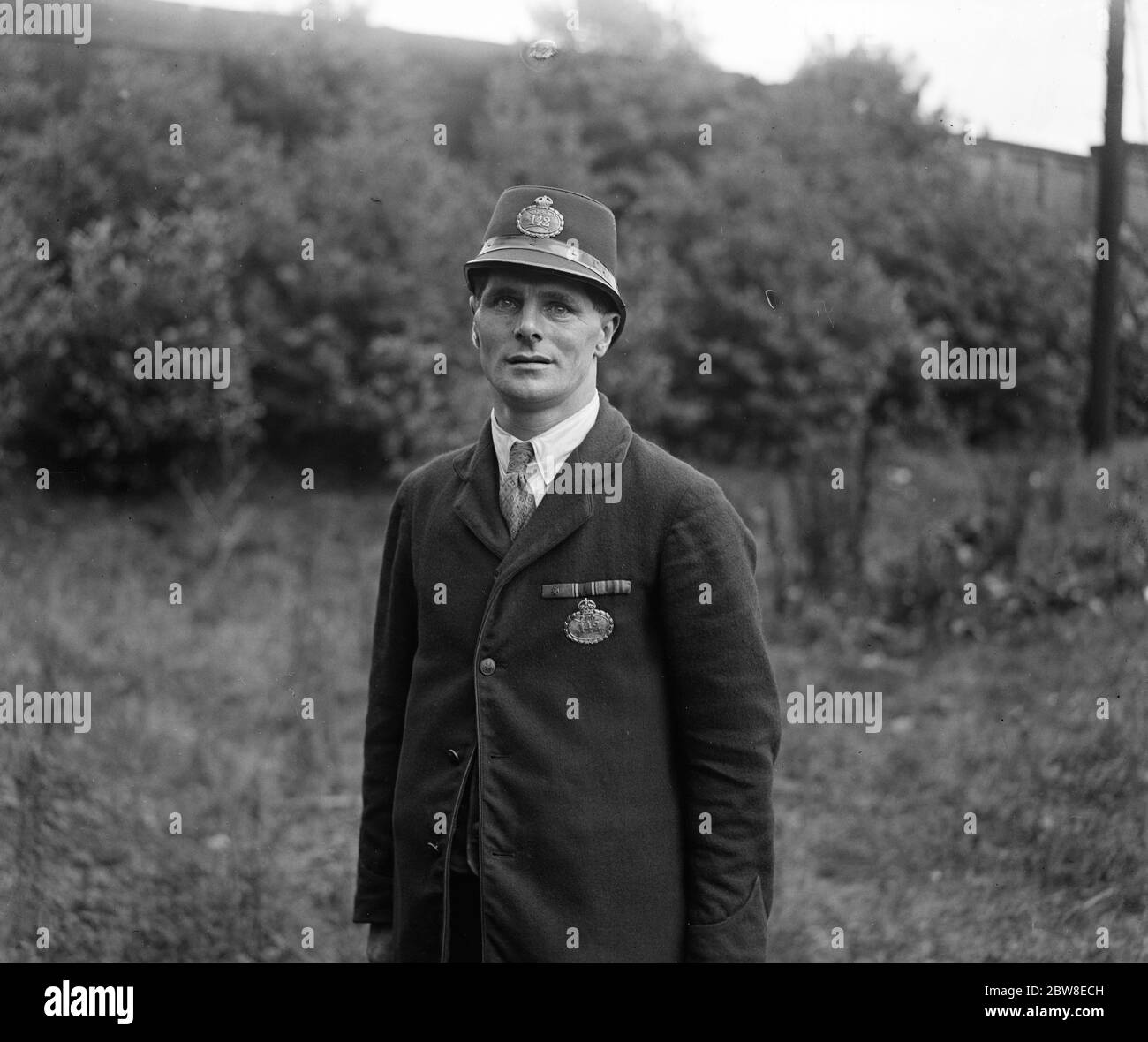 Il VC più giovane d'Inghilterra ( vincitore di Victoria Coss ) . Il VC più giovane d'Inghilterra è il signor Jack Thomas Counter , conosciuto come il VC di Postman . Vive a Sunbury , dove si trova il suo giro postale e qui viene mostrato con il suo nastro VC . Ha accettato l'invito a partecipare alla cena che il Principe di Galles sta dando a tutti i VC nella Camera dei Lord il 9 novembre . 30 ottobre 1929 Foto Stock