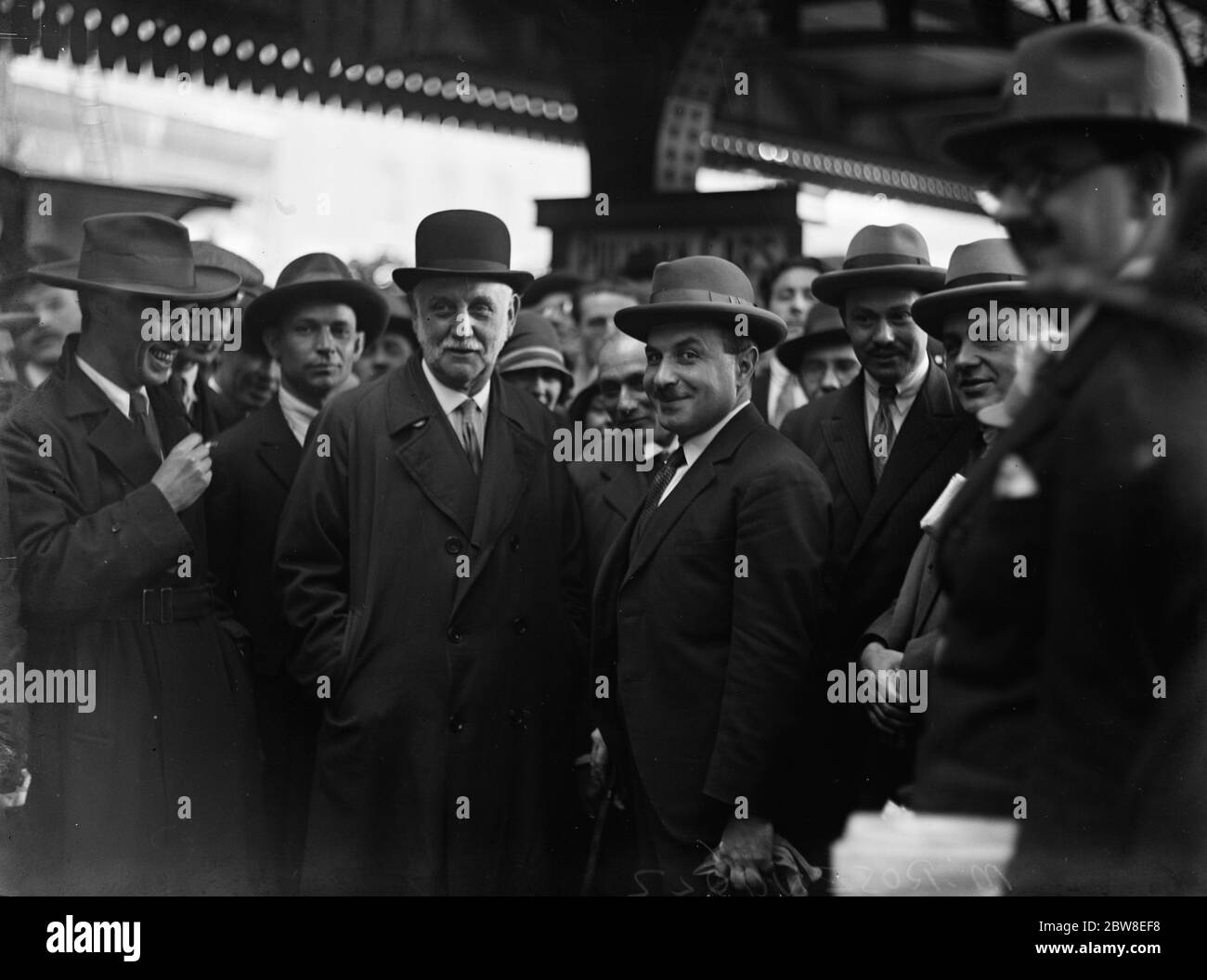 La partenza dalla stazione Victoria dell'Ambasciata Sovietica. M Rosengolz a Victoria con il signor George Lansbury poco prima della partenza. 3 giugno 1927 Foto Stock