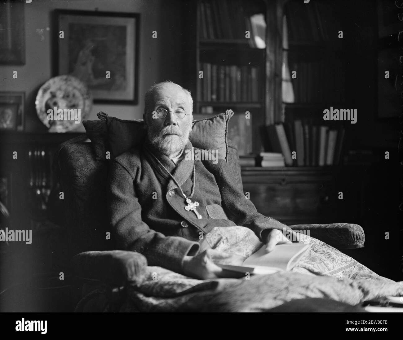 Vescovo di Cricketer per celebrare l'86esimo compleanno a letto . Il Dr. Edward Stuart Talbot , ex Vescovo di Rochester , Southwark e Winchester , sarà il 86 di mercoledì . Negli ultimi tre mesi è stato confinato al suo letto a casa in Lexham Gardens con una coscia fratturata , il risultato di una caduta , ma la venuta del suo compleanno lo vede bene sulla strada del recupero . Dr e S Talbot lettura a casa il Martedì pomeriggio . 18 febbraio 1930 Foto Stock