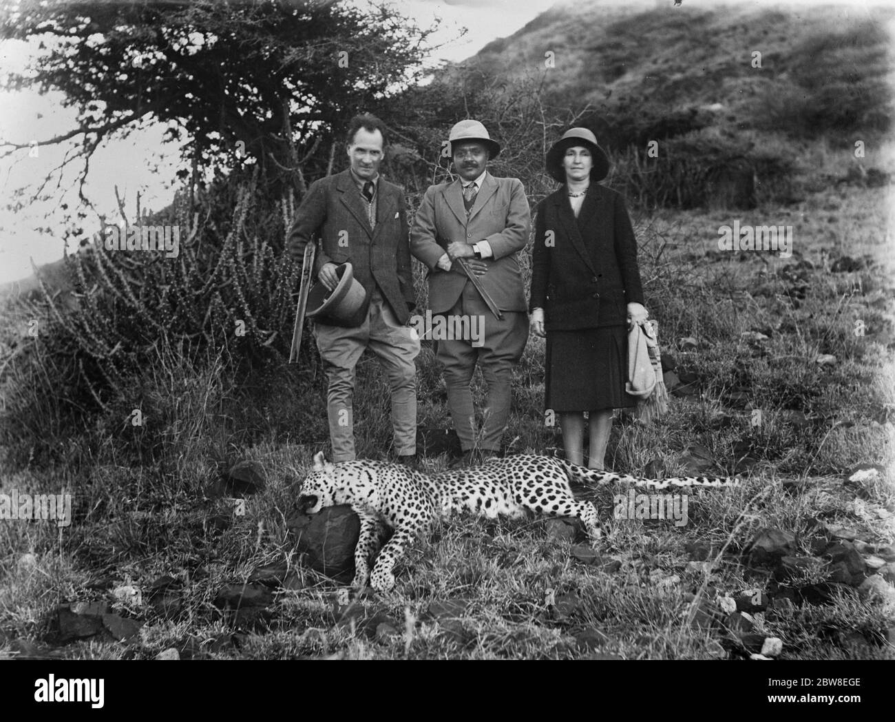 Sir Herbert Barker spara una pantera . Sir Herbert e Lady Barker con il Maharajah Kamar (centro) a Kutch (India) , dove Sir Herbert Barker ha sparato una pantera ( mostrato ) dopo che era entrato nel composto di una delle residenze reali e ha ucciso un asino e un cane . 3 marzo 1930 Foto Stock