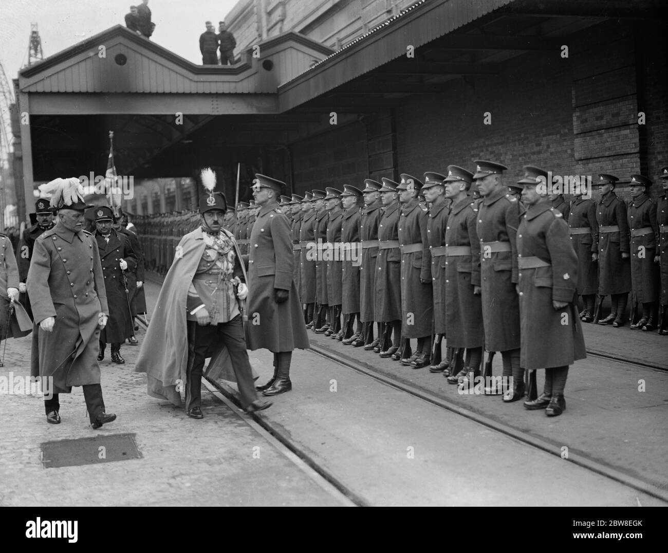 Re Amanullah che ispeziona la Guardia d'onore a dover . 13 marzo 1928 Foto Stock