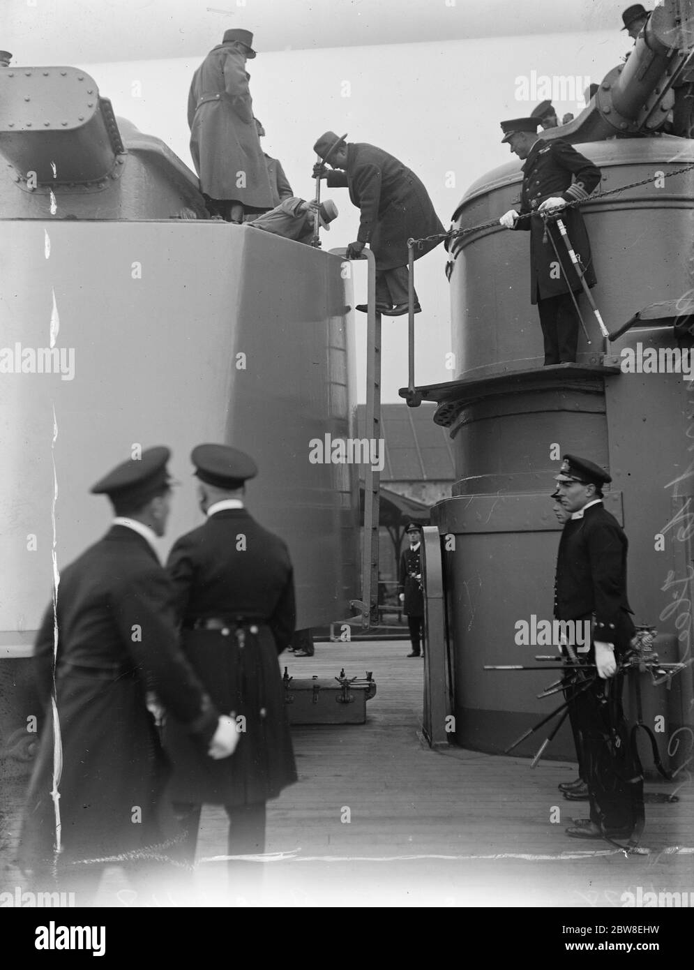 Il Re e la Regina dell'Afghanistan visitano il primo porto navale dell'Impero britannico . Il Re e la Regina dell'Afghanistan salendo la torretta di armi di Tiger HMS, un incrociatore di battaglia della Marina reale . 19 marzo 1928 Visita dello stato di Re Amanullah e della Regina Soiriya Foto Stock
