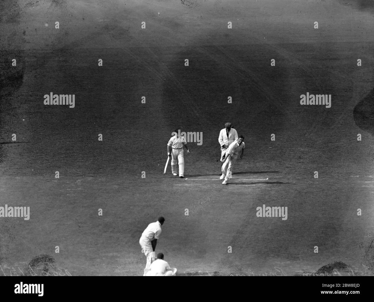 Surrey contro leicestershire all'Oval . Freddie Brown , il nuovo bowler della Cambridge University . Da un freako della macchina fotografica la palla sembra scomparire dietro l' orecchio dell' umpire . 27 agosto 1931 Foto Stock
