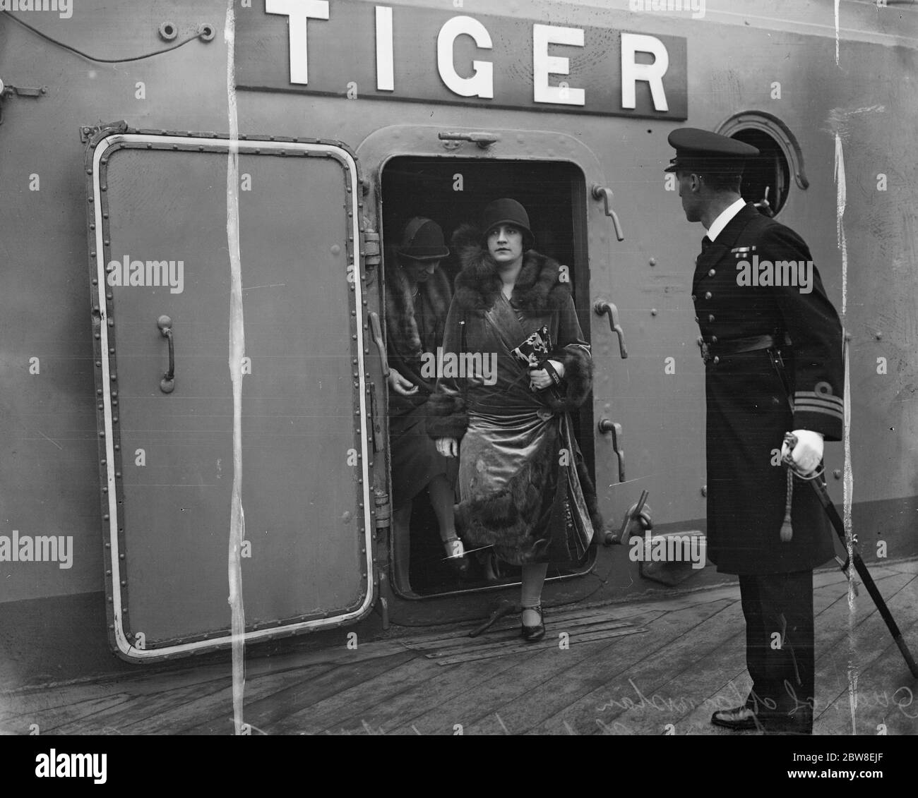 Il Re e la Regina dell'Afghanistan visitano il primo porto navale dell'Impero britannico . La regina dell'Afghanistan uscendo dalla berlina della Tiger HMS, un incrociatore di battaglia della Marina reale . 19 marzo 1928 Visita dello stato di Re Amanullah e della Regina Soiriya Foto Stock
