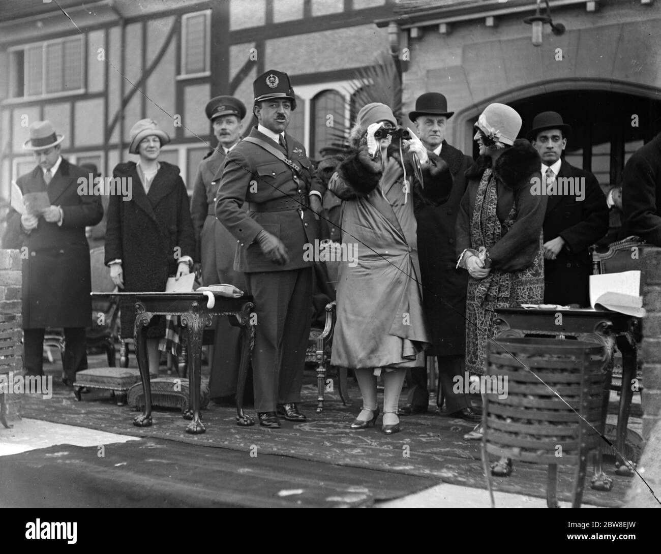 Il re e la regina dell'Afghanistan a Hendon . Ispezione delle truppe . 17 marzo 1928 Foto Stock