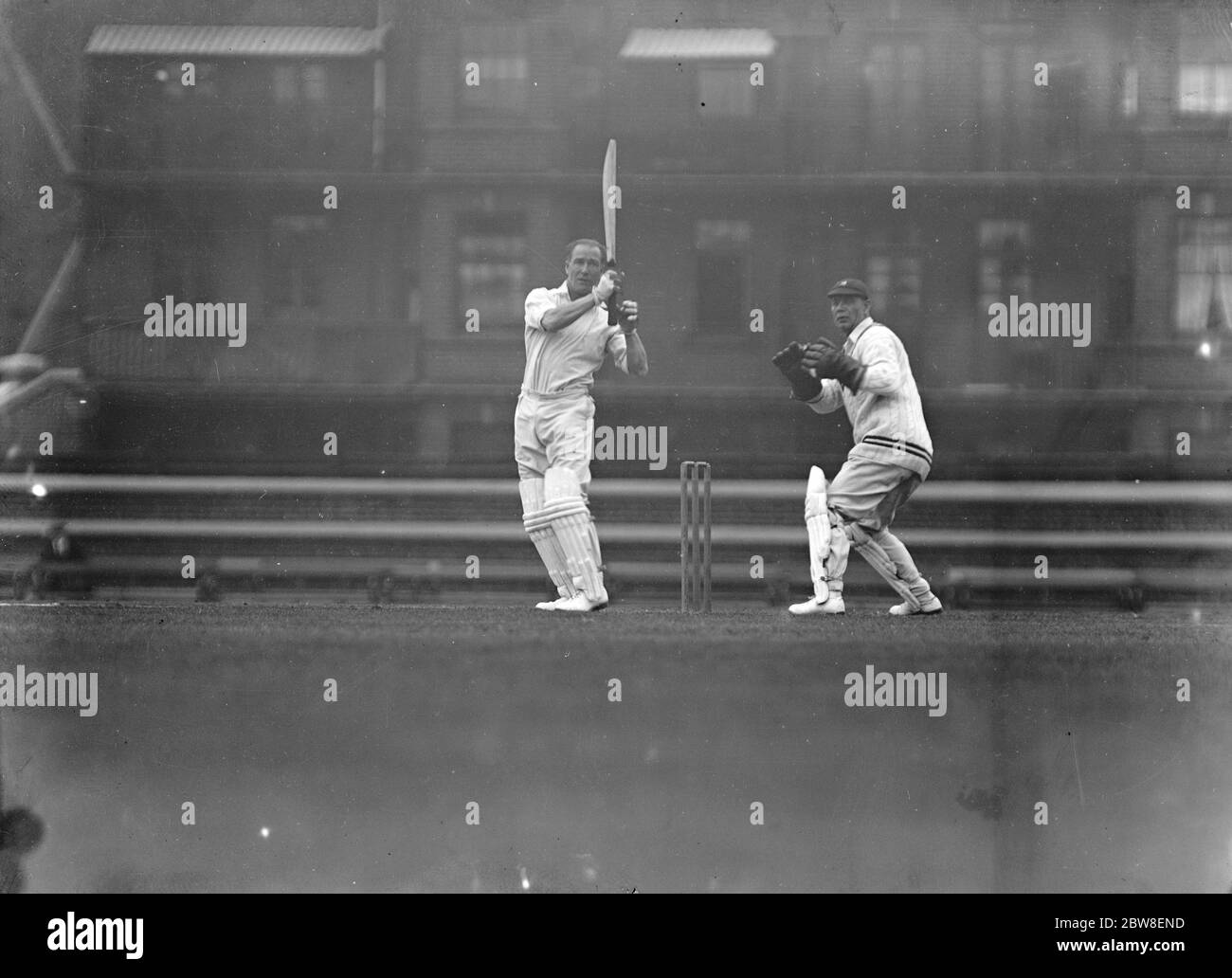 Surrey contro Warwickshire all'Oval . Ducat che ha segnato 166 , colpendo una palla da R e S Wyatt , al confine . 18 giugno 1927 Foto Stock