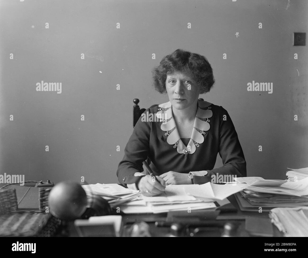 Nuova donna Capo del Partito laburista . La sig.ra B. Ayrton Gould, presso la sua scrivania della Transport House. 29 novembre 1932 Foto Stock