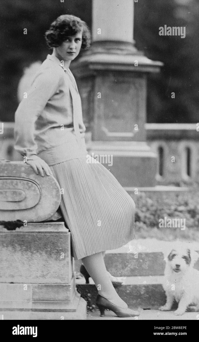 La Principessa Elisabetta di Grecia in visita alla cugina Regina Elena di Romania . 11 settembre 1930 Foto Stock