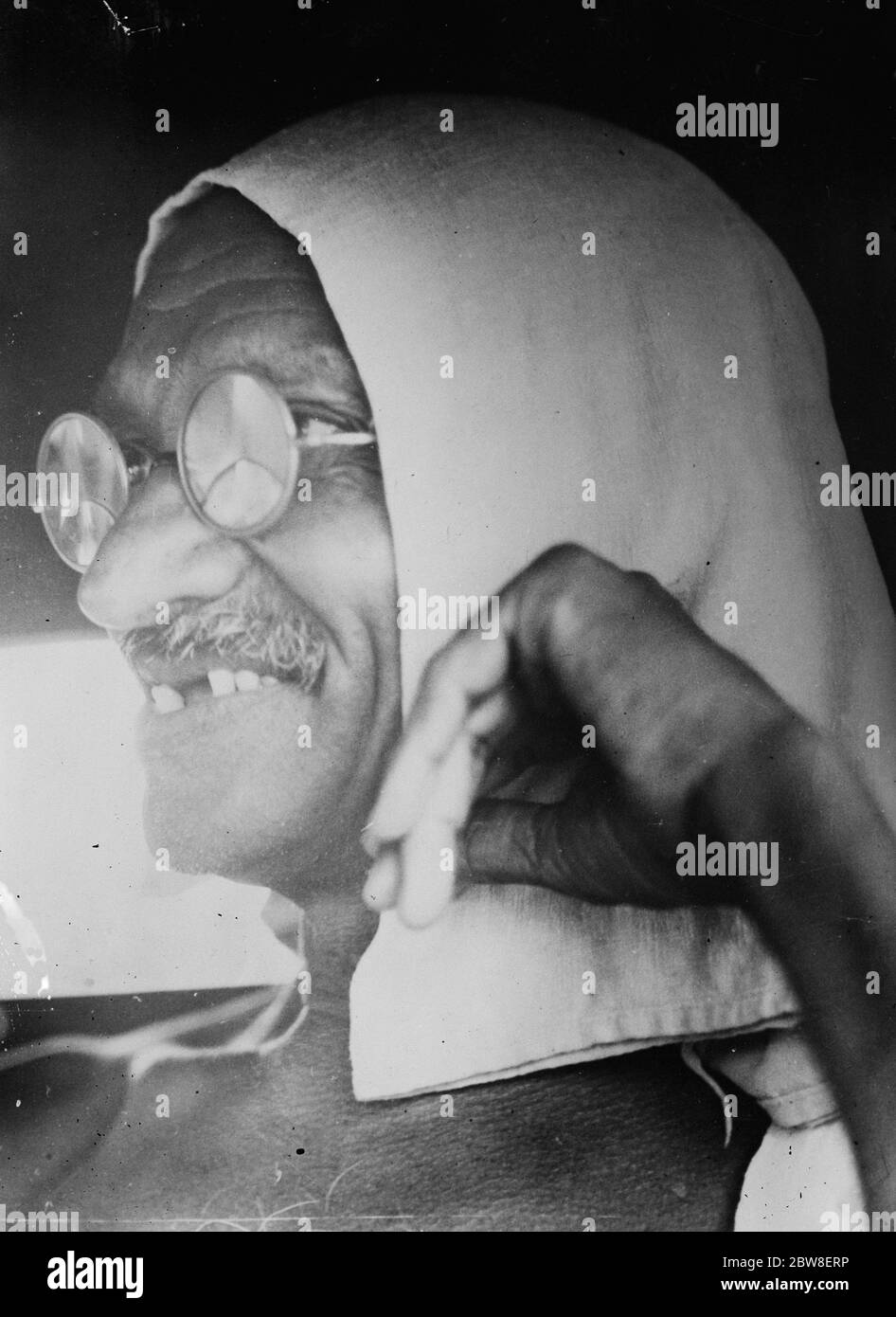 Disobbedienza civile in India . Ultima fotografia per raggiungere Londra . Mahatma Gandhi catturato dal cameraman mentre stava facendo un saluto sorridente ai suoi seguaci alla vigilia del suo arresto . 20 maggio 1930 Foto Stock
