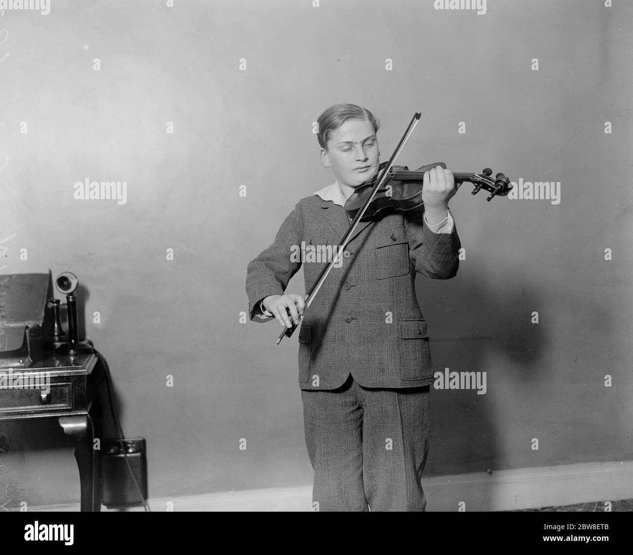 Mettendo Chevalier all'ombra . Yehudi Menuhin con il suo violino che è valutato a £13,000 . 4 dicembre 1930 Foto Stock