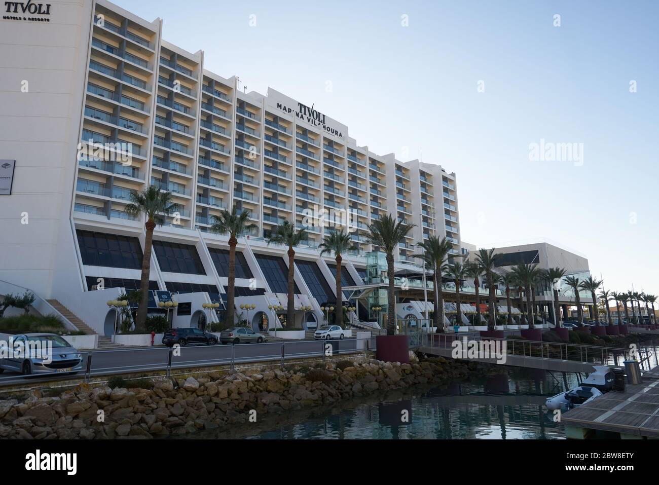 Vilamoura Tivoli Hotel a Vilamoura marina con palme, Portogallo Foto Stock