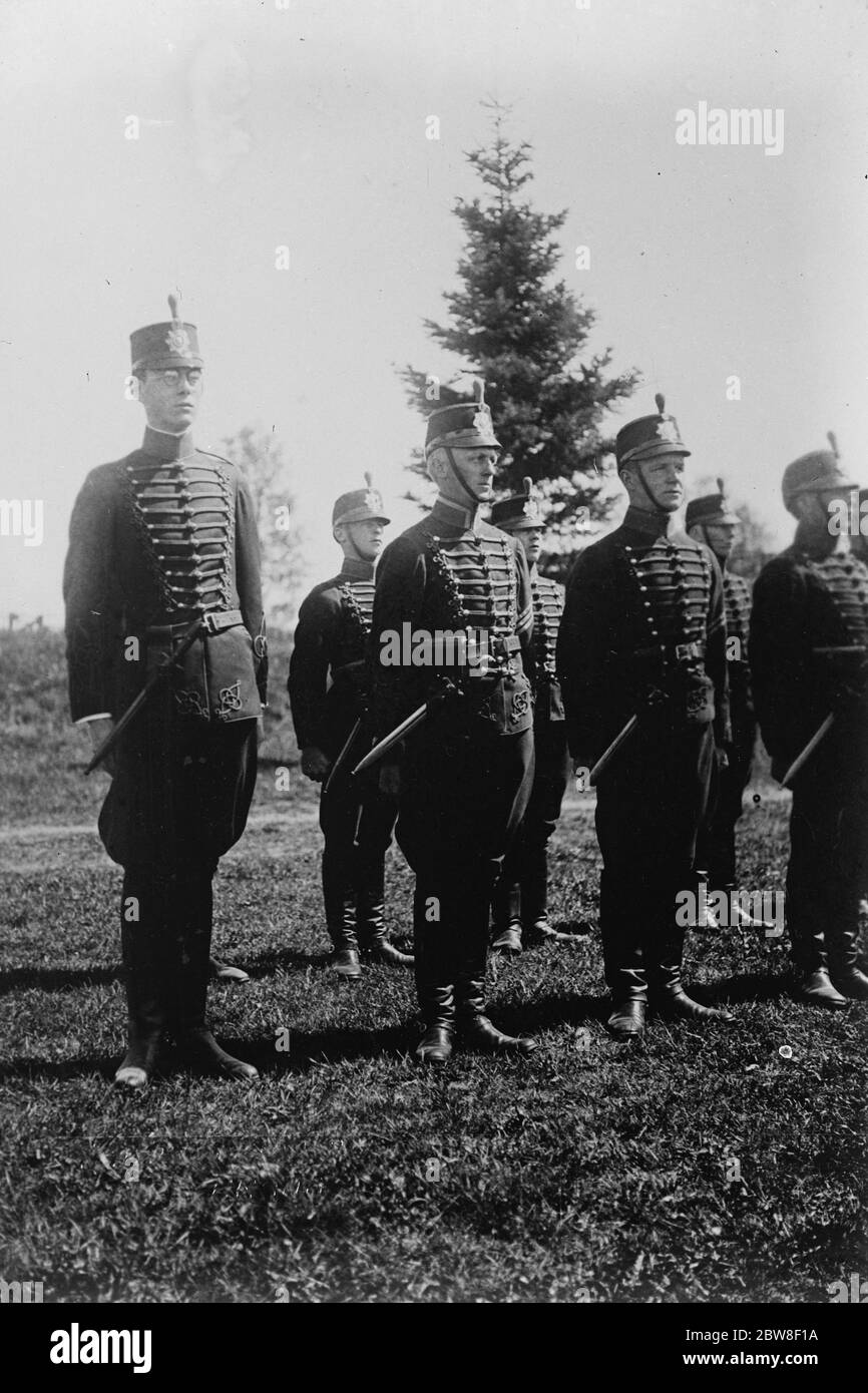 Il principe Lennart di Svezia come un soldato . Il principe Lennart ( a sinistra ) in parata con il suo reggimento . 6 ottobre 1927 Foto Stock