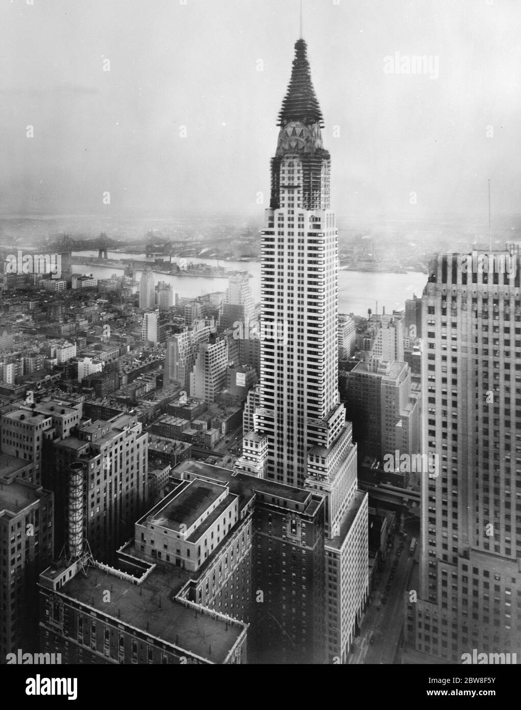 L'edificio piu' alto del mondo. Una nuova vista del grande edificio Chrysler alla 42nd Street e Lexington Avenue, New York, l'edificio piu' alto del mondo, e' adesso in via di completamento. 15 febbraio 1930 Foto Stock