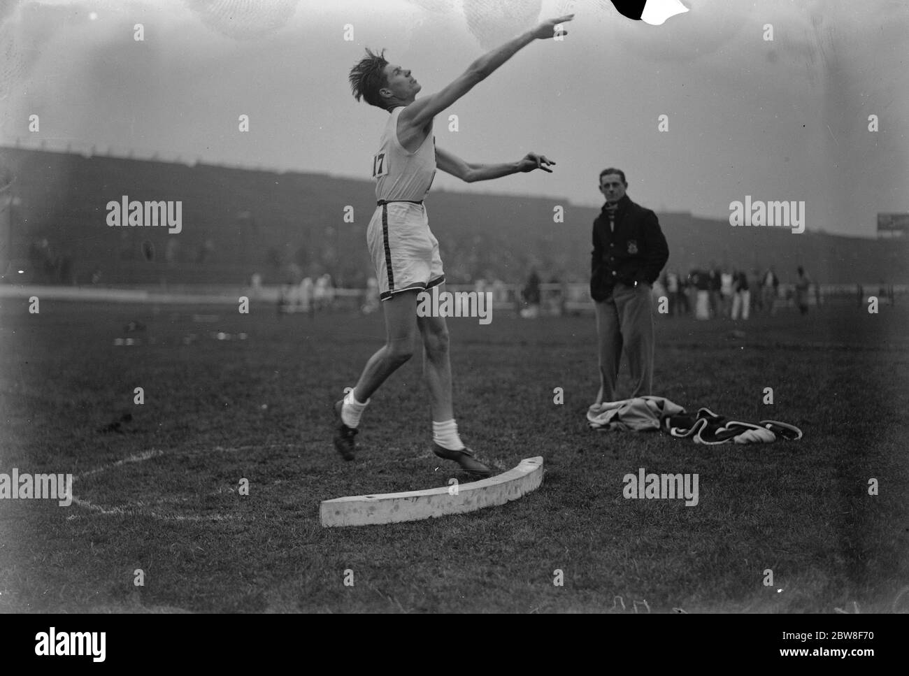 Scuole pubbliche di atletica a Stamford Bridge . Le prove e le manche preliminari nei campionati annuali di atletica delle scuole pubbliche sono state decise a Stamford Bridge . Nel mettere il peso prove preliminari H P A Kvaal ( San Lorenzo ) ha fatto un nuovo record scolastico con 41 piedi 9 ½ pollici . Il record precedente era di 35 piedi . Kvaal rompendo il record . 01 aprile 1932 Foto Stock