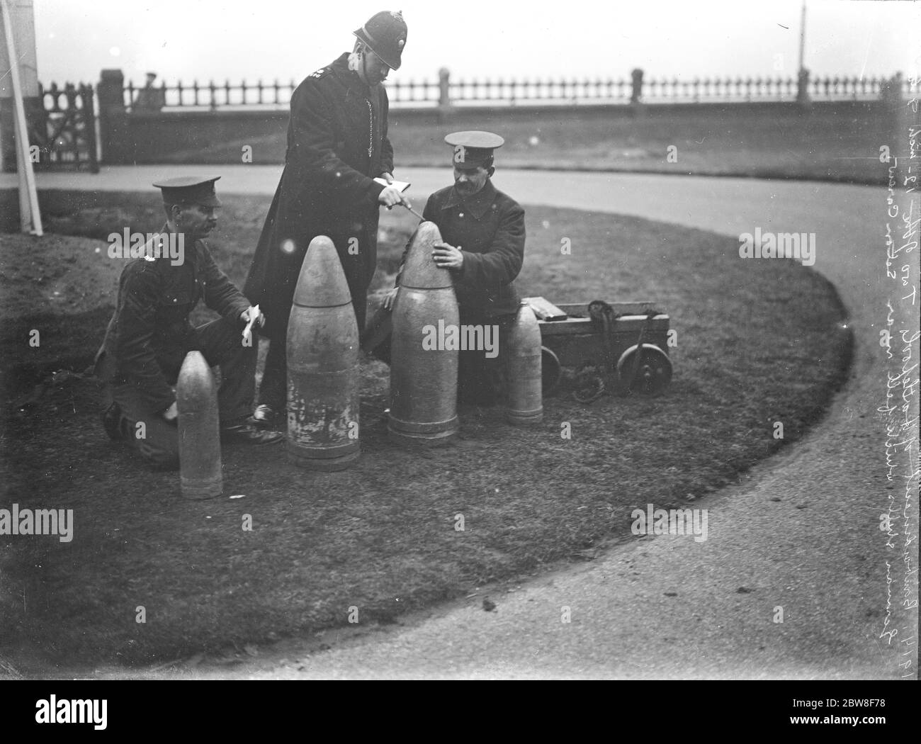 Bombardamento di Hartlepool da parte di navi da guerra tedesche. Due dei 12 pollici e due 6 pollici gusci tedeschi che cadde vicino a Seton Carew . Le conchiglie da 12 pollici si stagliano a 2 piedi , 8 pollici di altezza , e formano una prova conclusiva della classe di nave che ha bombardato la nostra costa . raid tedesco su Scarborough, Hartlepool e Whitby , avvenuto il 16 dicembre 1914 Foto Stock
