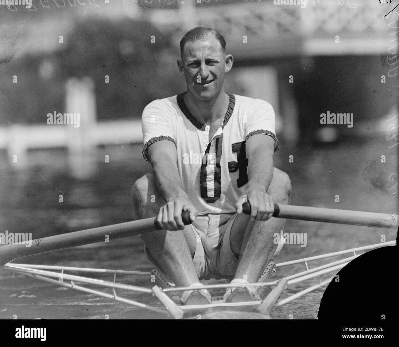 R Pearce del Leander Rowing Club del Canada , che è preferito per gli scafi Diamond sul fiume il Martedì . 30 giugno 1931 Foto Stock