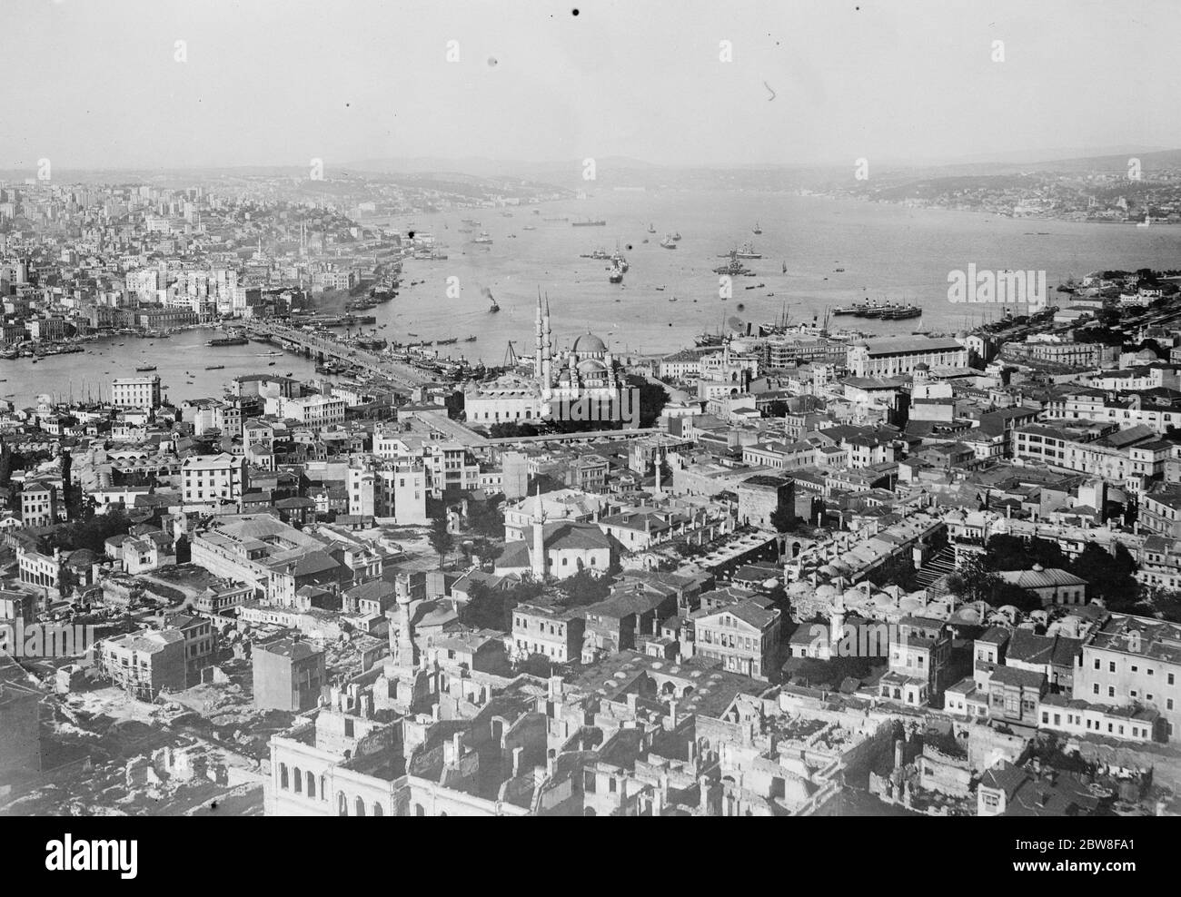 Istanbul . Il quartiere turco di Stambul che mostra, attraverso il nuovo Ponte di Galata , molti edifici moderni di Pera e Galata . Foto Stock