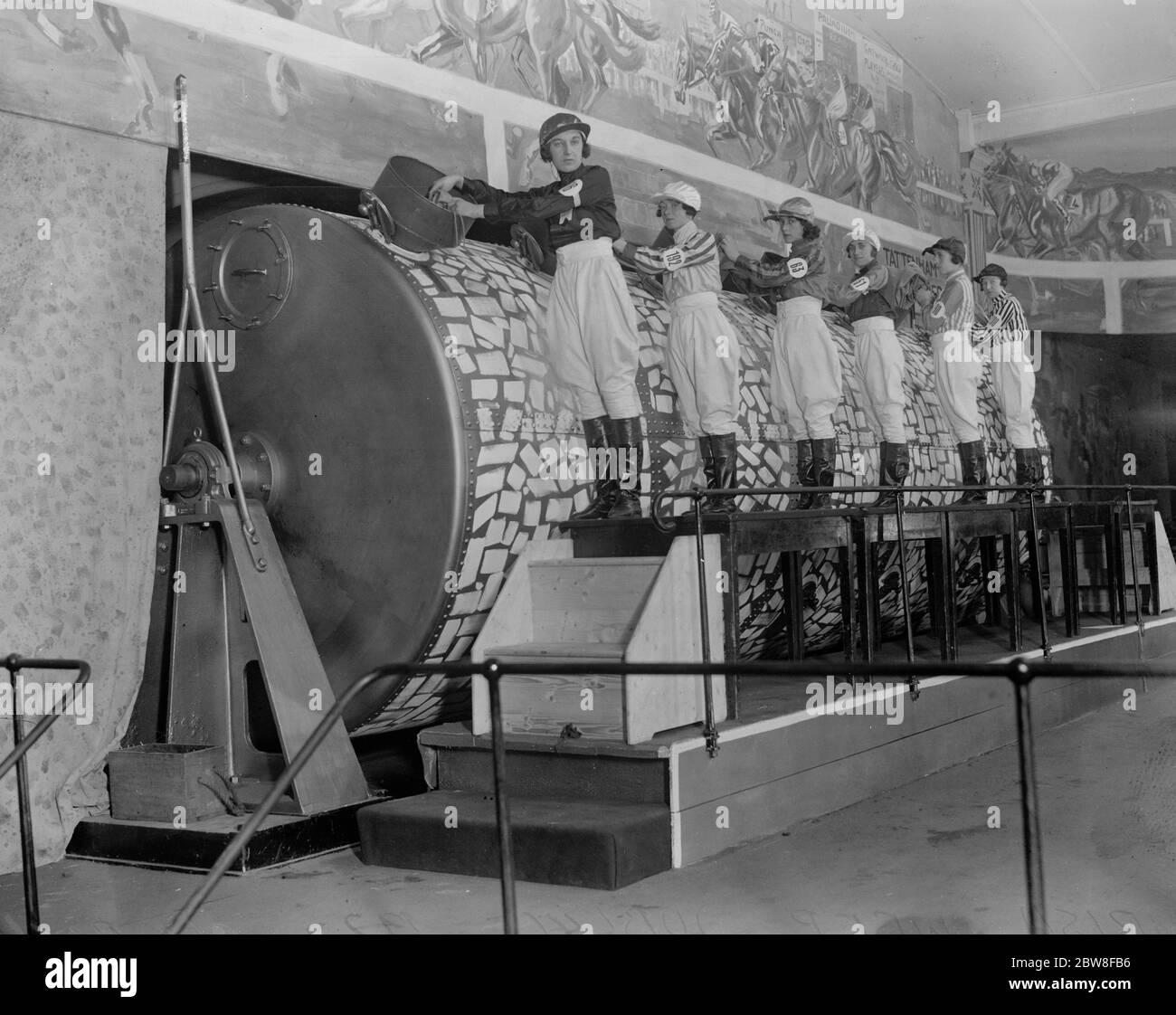 Mischiando i cinque milioni di biglietti . Rampicante irlandese una visione generale del riempimento del tamburo . 30 maggio 1932 Foto Stock