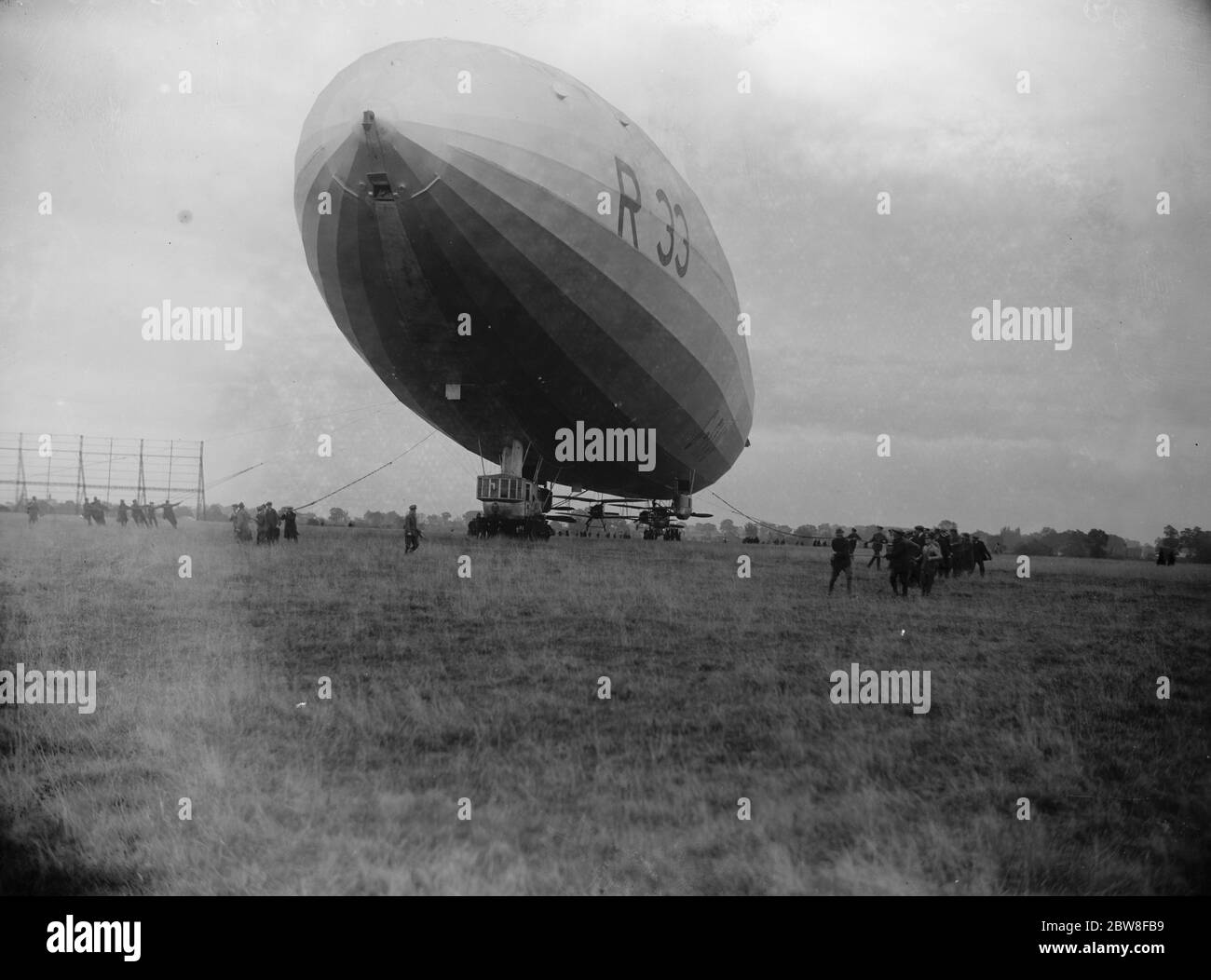 R 33 in decollo di prova con due D H 53 Hummingbirds a Pulham 21 ottobre 1926 Foto Stock