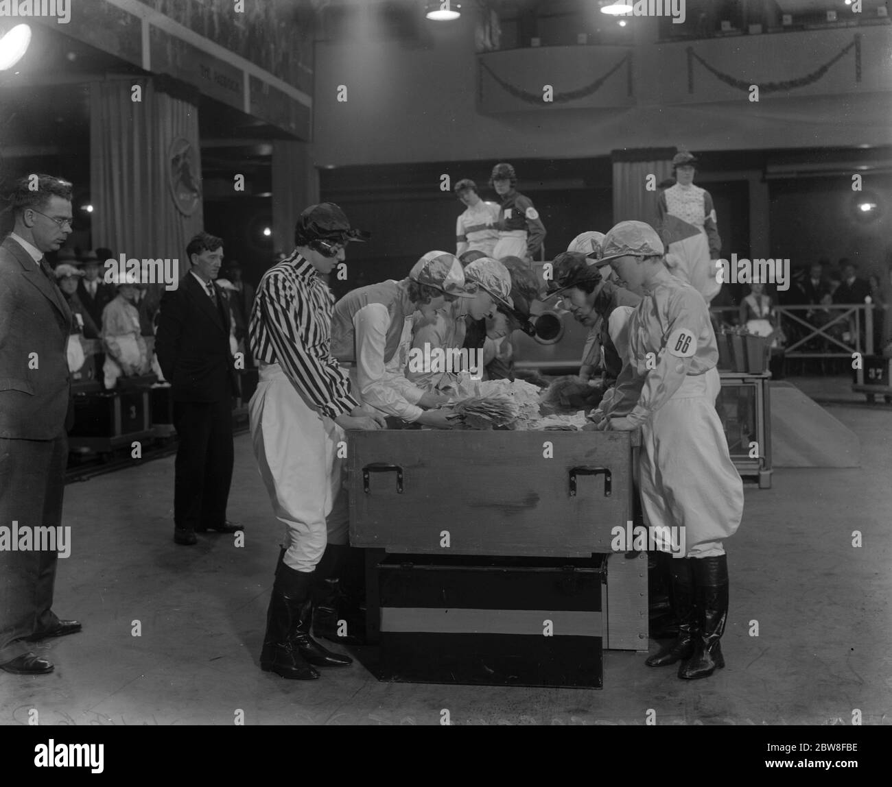 Mischiando i nove milioni di biglietti . Il magione irlandese mescolando i controfili a mano . 28 maggio 1932 Foto Stock