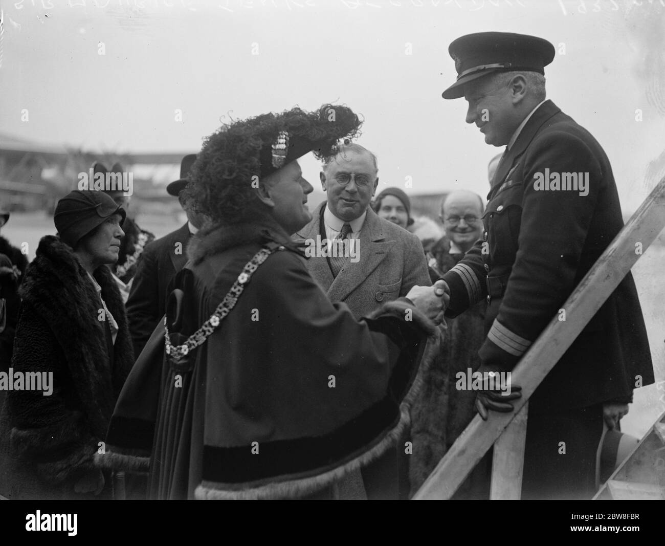 Volo di Stato del Signore Sindaco . Il Signore sindaco di Londra, Sir Maurice Jenks , accompagnato dalla Signora Mayoressa e da vari dignitari civili , tra cui il portatore di spade , Il City Marshal e Sergeant - AT - Arms volarono da Londra al Lancashire per eseguire la cerimonia di apertura del nuovo Municipio a Morecambe . Il Signore Sindaco stringe le mani con il pilota dell'aereo . 6 giugno 1932 Foto Stock