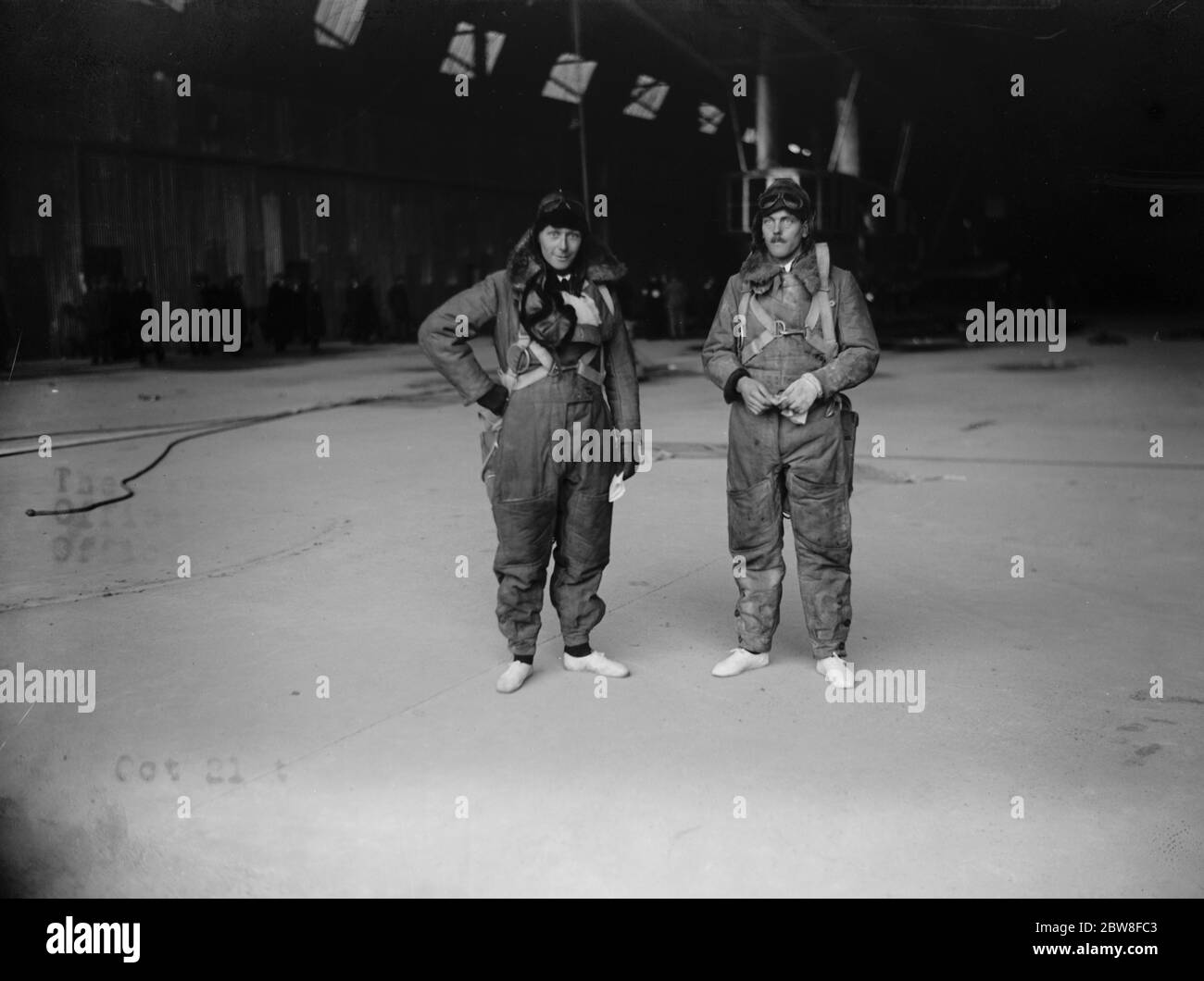 R 33 in decollo di prova con due D H 53 Hummingbirds a Pulham. I due piloti degli aerei Flying Officer McKenzie Richards ( a sinistra ) e Flying Officer R L Ragg 21 ottobre 1926 Foto Stock