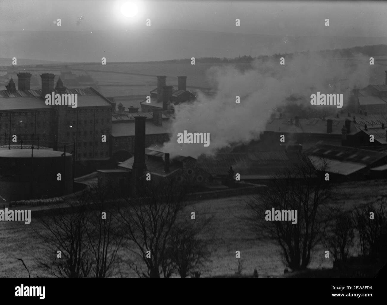 Le scene di oggi a Dartmoor . Una visione generale presa la mattina presto della prigione , che mostra il fumo che ancora si alza dall'edificio bruciato. 25 gennaio 1932 Foto Stock
