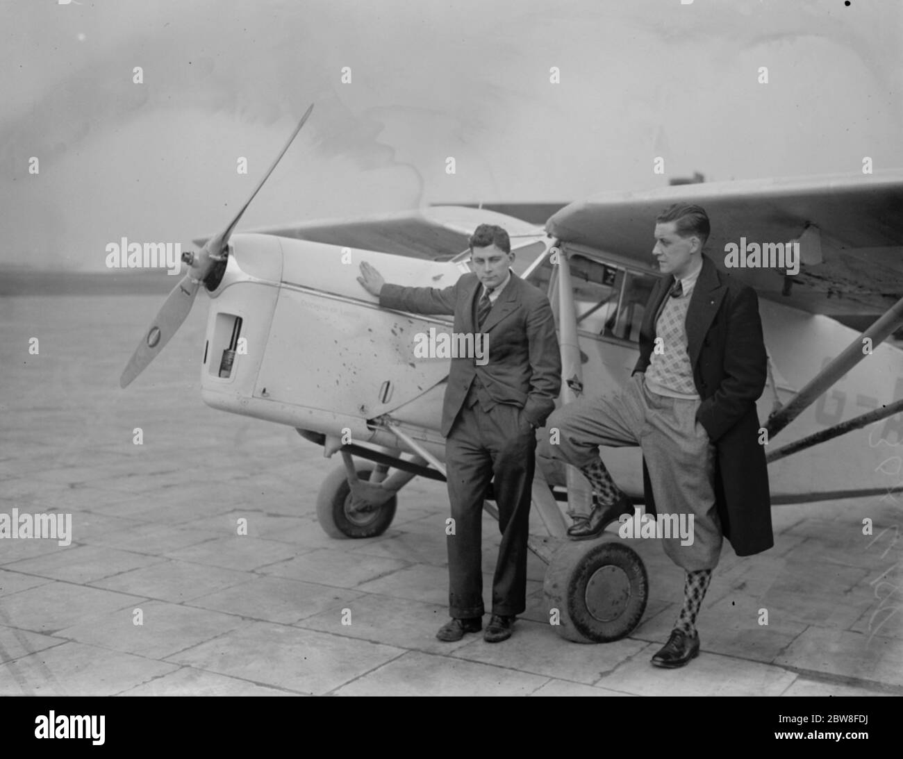 Inseguire il servizio aereo più lungo del mondo . Roy Tuckett , il noto aereo lasciò Croydon subito dopo che l' Helena ' aveva iniziato a cercare di battere il servizio di posta aerea nella sua macchina De Havilland Puss Moth , accompagnata dalla signora Walter Kay. I signori Tuckett e Kay (a sinistra) prima di lasciare Croydon. 20 gennaio 1932 Foto Stock