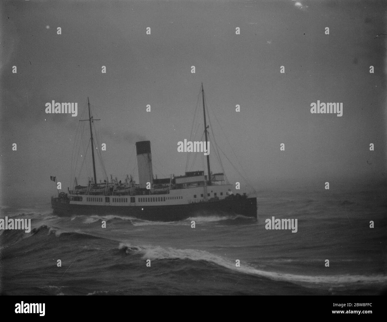 La gale feroce nel canale . I mari montani correvano nella Manica , e c'era una gale di 60 mph . La Costa Azzurra che arriva a dover , dove è stata ormentata in modo sicuro . 2 febbraio 1933 Foto Stock