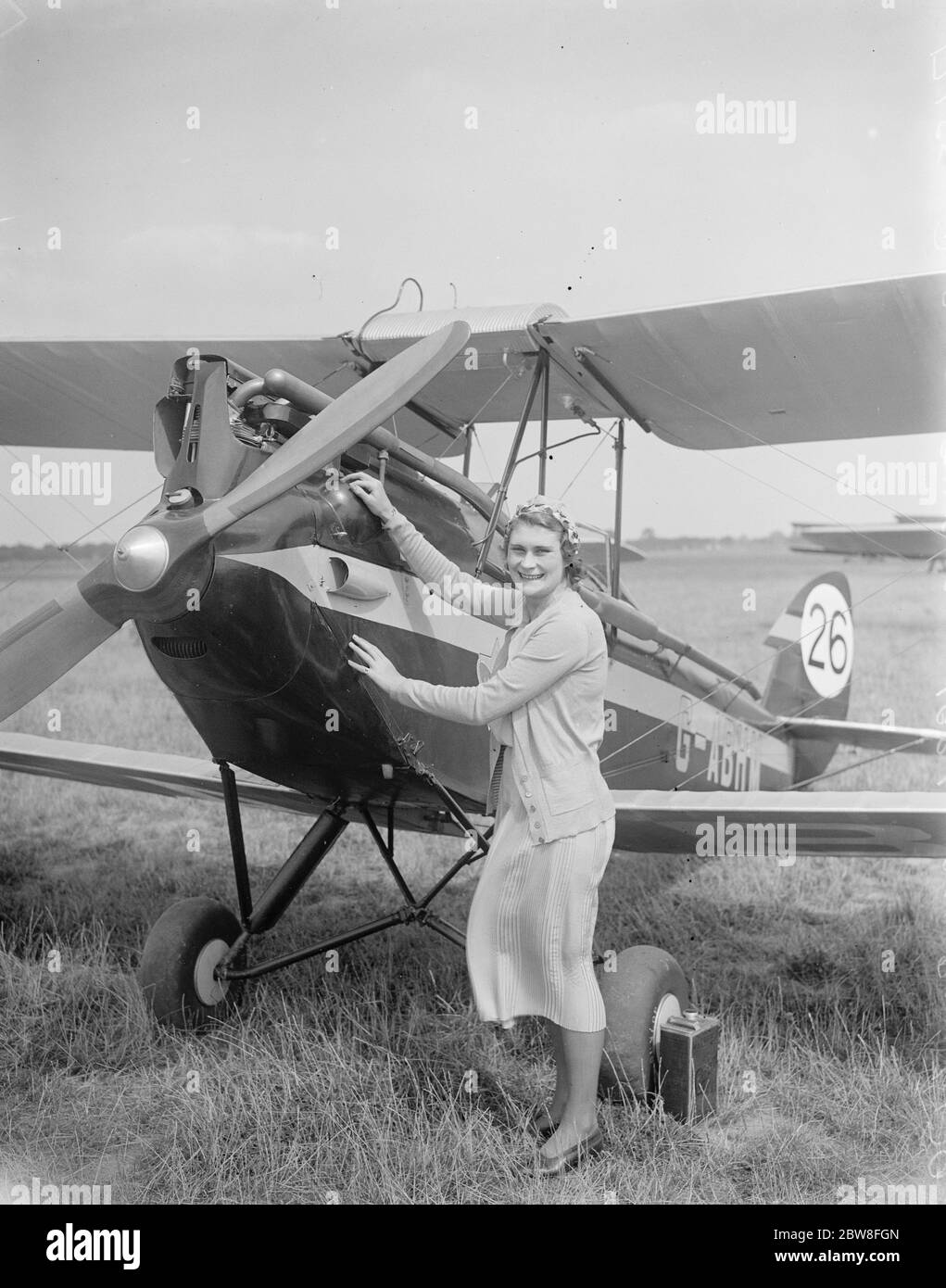 La King's Cup Air Race . La signora Diane Guest , una delle donne piloti , ha messo i tocchi finali alla sua macchina di falda a Heston . 24 luglio 1931 Foto Stock