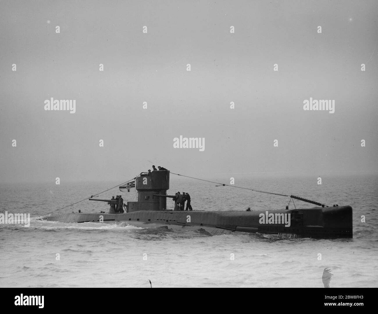 La marina britannica aiuta a reattuare la campagna Mystery Ship della grande guerra . Il sommergibile britannico H52 nel ruolo di una U-boat tedesca , attaccando il famoso Mystery Ship Prize nella Manica . 8 dicembre 1927 Foto Stock